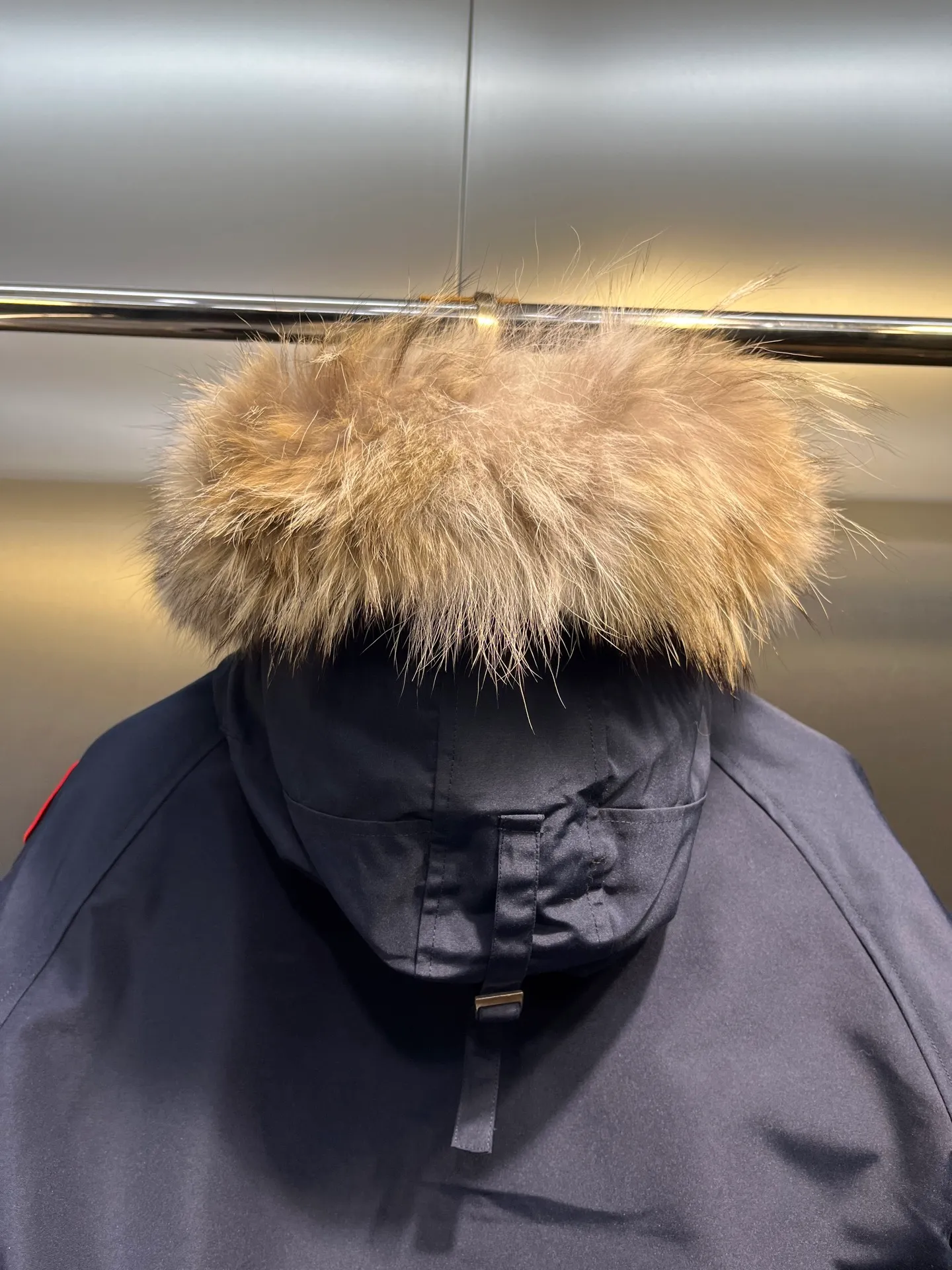P780 CANADA GOOES 02 model Chilliwa bomber jacket 02 model, chosen by Arctic and Antarctic scientific expedition teams as their cold-proof equipment, the Rolls-Royce of down jackets. ➖ Industry-leading anti-counterfeiting chip sensing. ➖ Imported Behringer embroidery machines and customized embroidery labels, the highest level and industry leading. ➖ Imported Korean 21-count polyester-cotton blended original fabric, TC85 waterproof coated fabric, water-repellent, windproof and wear-resistant. ➖ The new national standard 80 white duck down is filled with an average of 520 grams of down. The amount of down filled is industry-leading. ➖ 100% nylon lon lining with double double-layer sealing design to prevent velvet running, seamless thread design on cuffs! ➖ Western Canadian Green Wolf Collar. ➖ Yoshida YKK provides original factory-customized electroplated sliders. YKK two-way lockable zippers are tight and smooth and do not peel off paint. ➖ 3M composite Velcro is durable and the accessories and hardware are all custom-made. Note: Our copywriting is only simple and clear. Instead of bragging about the copywriting, it is better to compare and understand with samples. Only for the purest, most focused, most professional, highest quality, and highest sex!  size：xs-xl